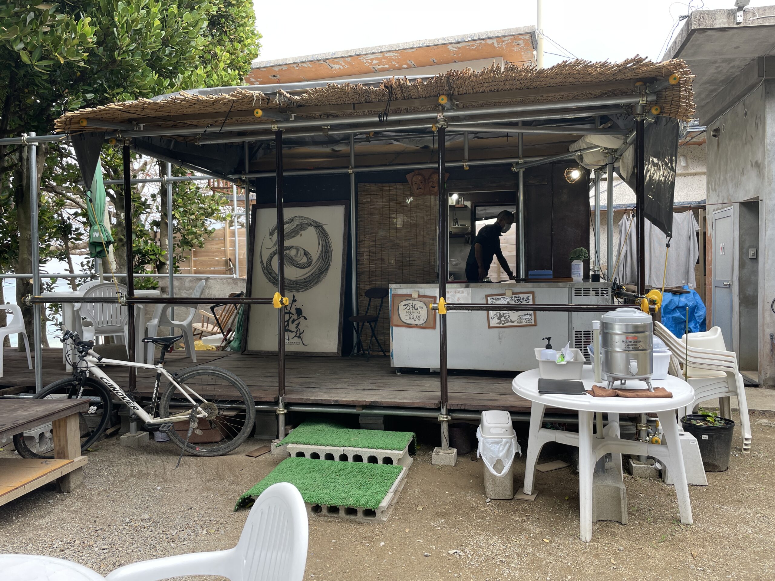 本部町瀬底島『かどや製麺所』手作り感のある屋外テラス席で沖縄そば！