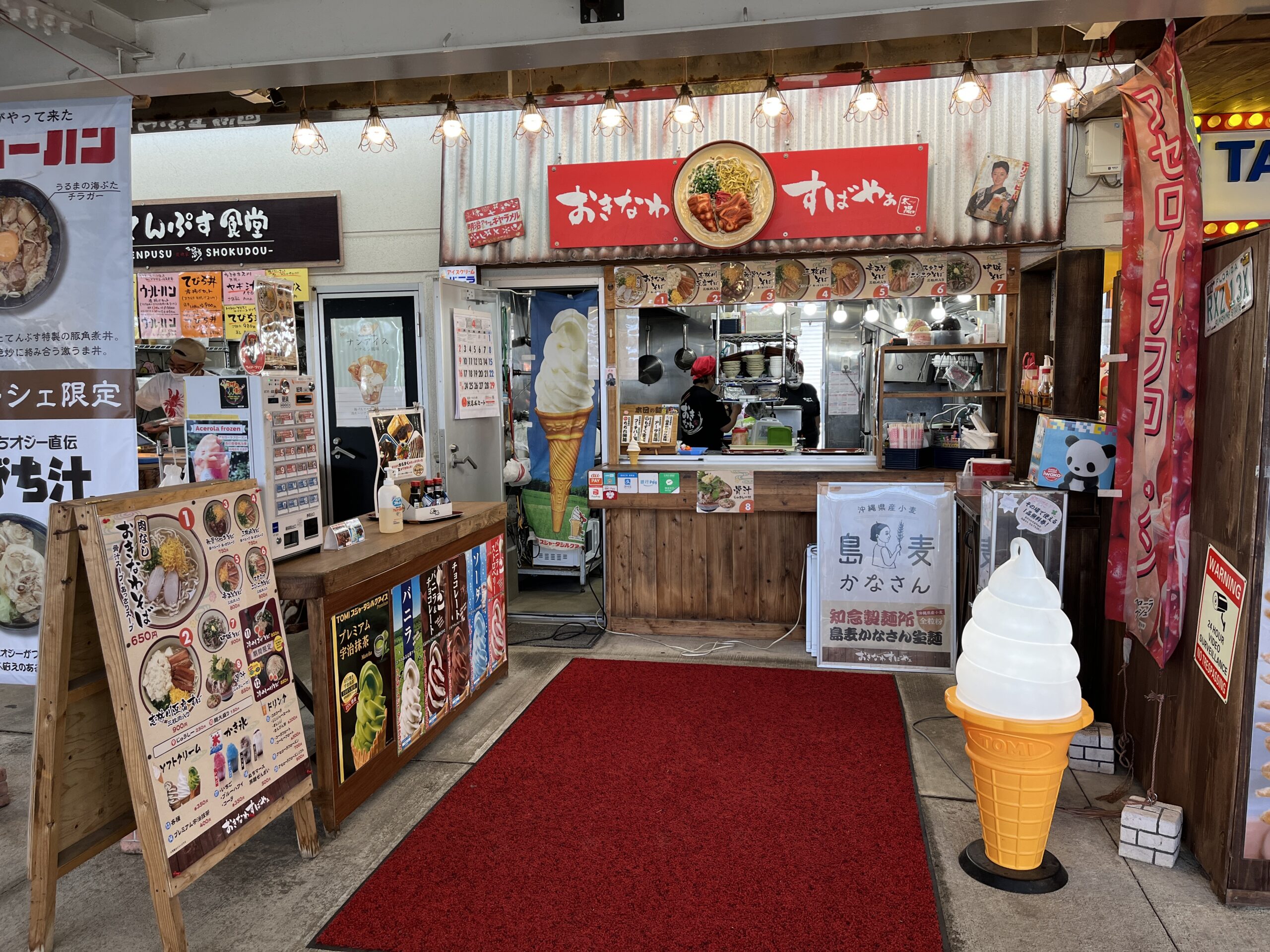 那覇市泉崎『神里(かんざと)そば』昔の純喫茶のような落ち着いた雰囲気のお店