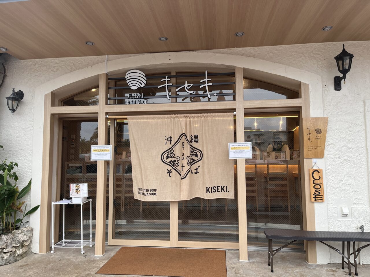 北谷町『貝出汁沖縄そばキセキ.北谷店』貝出汁沖縄そばと黒糖プリンがクセになる美味しさ！箸が、スプーンが止まらない！