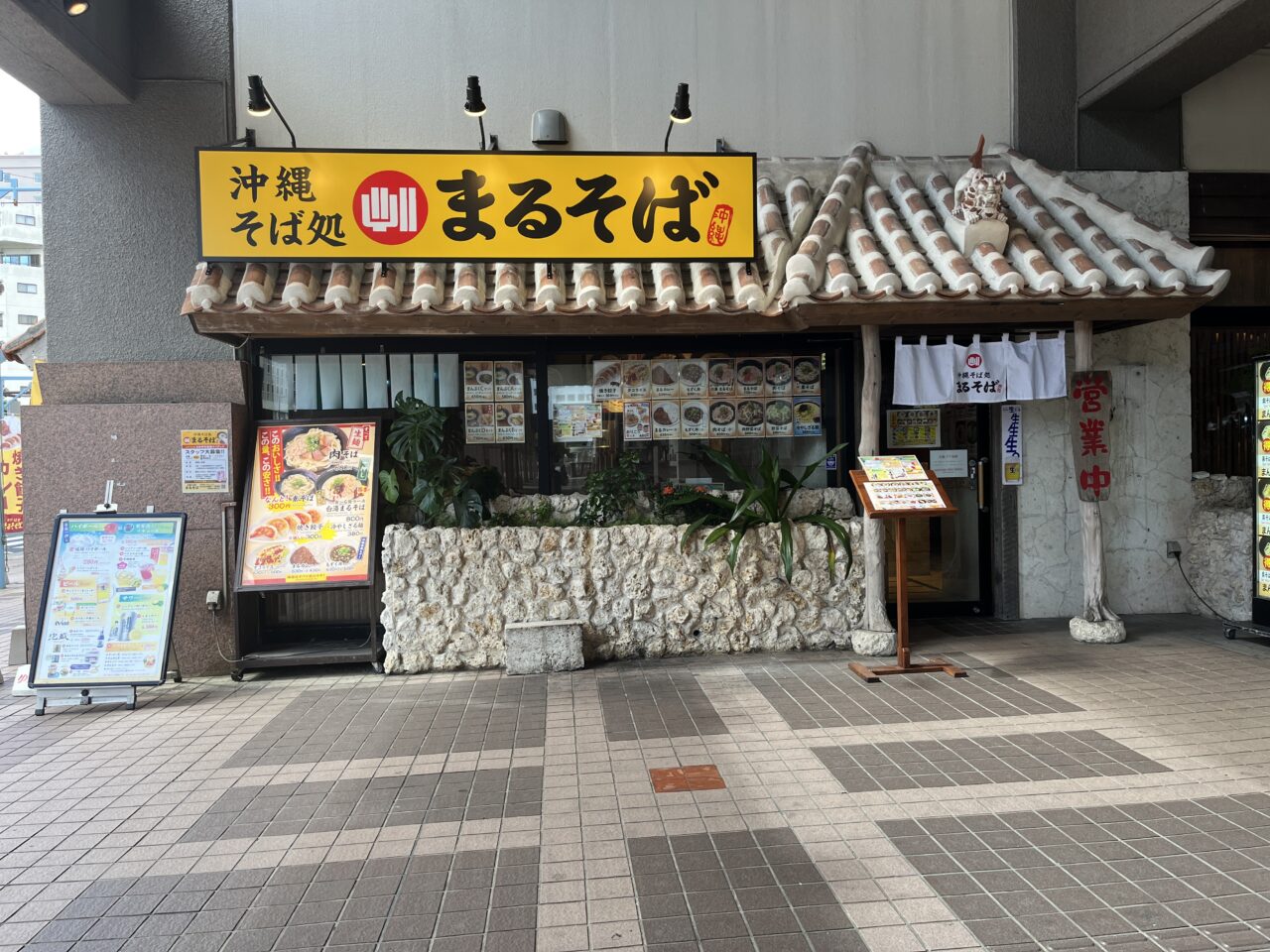 那覇市前島『まるそば とまりん店』カレー、タコライス、もずく丼など、パラエティに富んだメニュー！しかもコスパ良し！