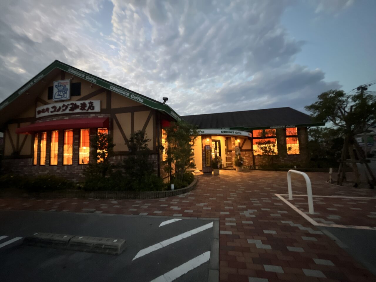 糸満市『コメダ珈琲沖縄糸満店』名古屋の喫茶モーニング方式で好きなドリンクにトーストが無料で付いてくる