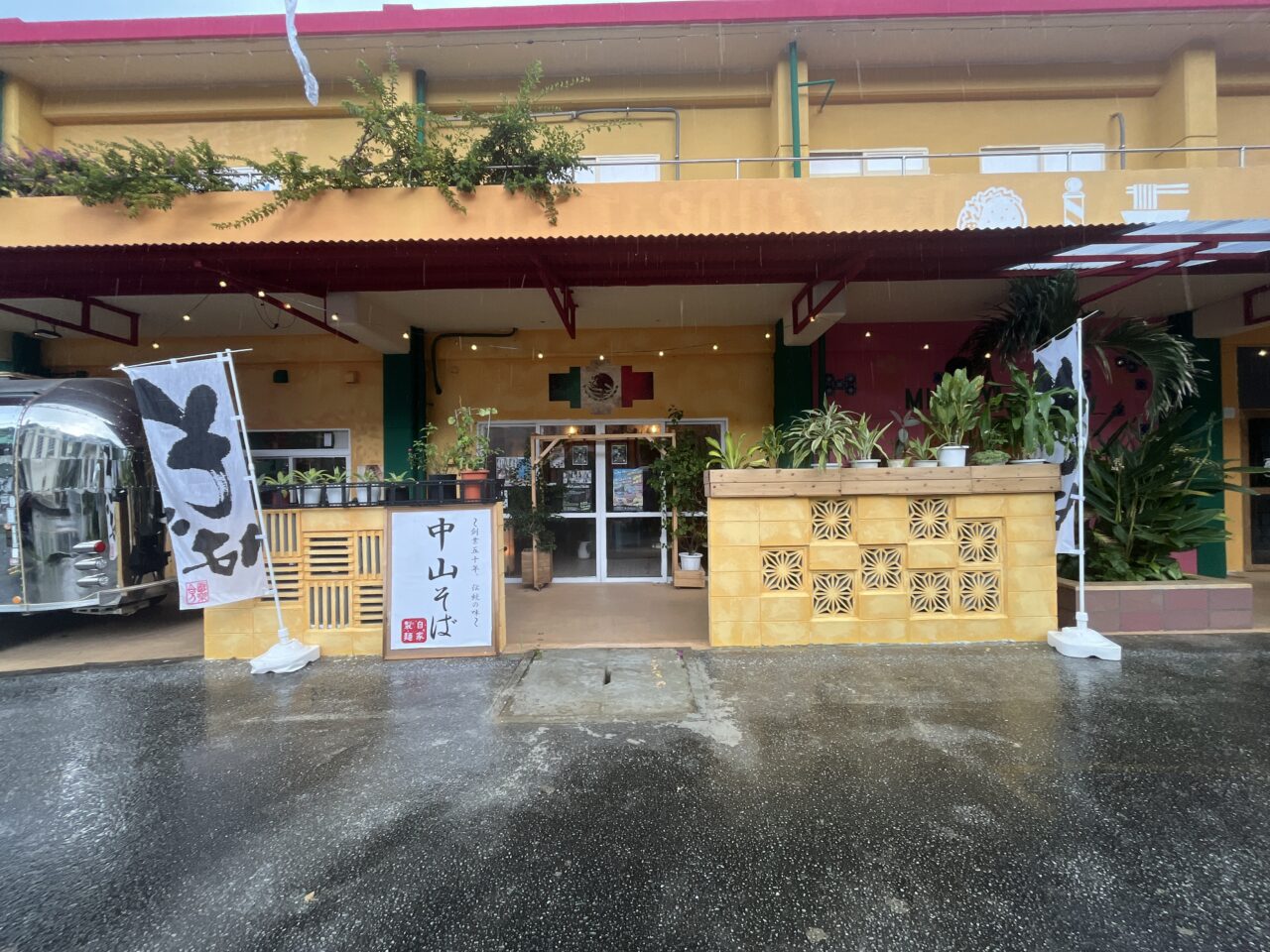 本部町『中山そば』創業50年！北部王道の優しいカツオ出汁と平麺が美味い！炊きたてジューシーも美味い！