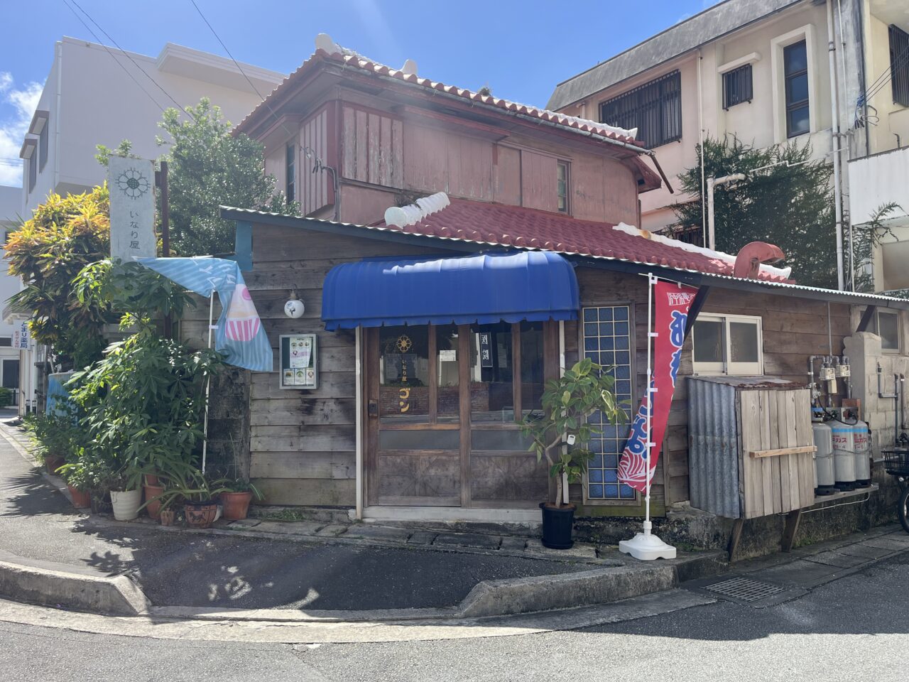 那覇市泊『いなり屋ゴン泊店』オーソドックスな沖縄そば、個性的ないなり、自然派アイスが食べれる古民家パーラー