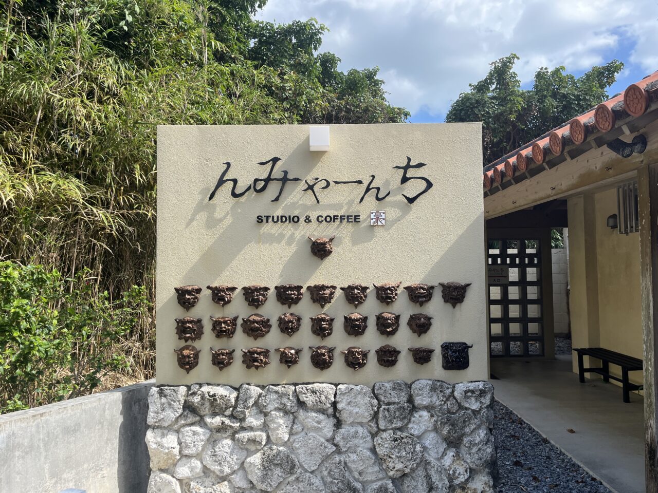 沖縄市『みやんち STUDIO＆COFFEE』炙り三枚肉そば、ガトーショコラ、マンゴージュースで満足カフェタイム！