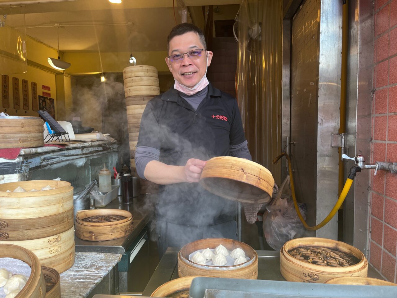 台湾旅行2026_十分老街でランチタイム!十分好吃で小籠包と牛肉麺を食らう!