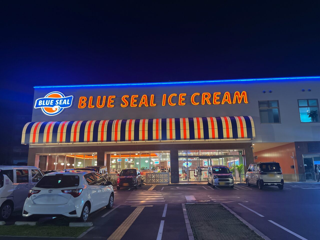 浦添市牧港『ブルーシール牧港本店』リニューアル後の初訪問！ジョニーさん健在！