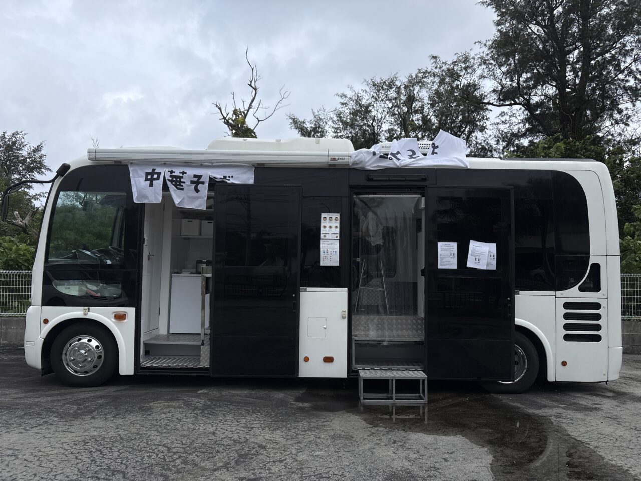 恩納村『中華そば ぽんちょ』日野ポンチョの車内で中華そば！王道のラーメンは化学調味料不使用